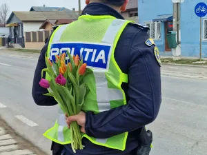 Poliția oferă flori la diverse ocazii - Foto: FB / Poliția Română