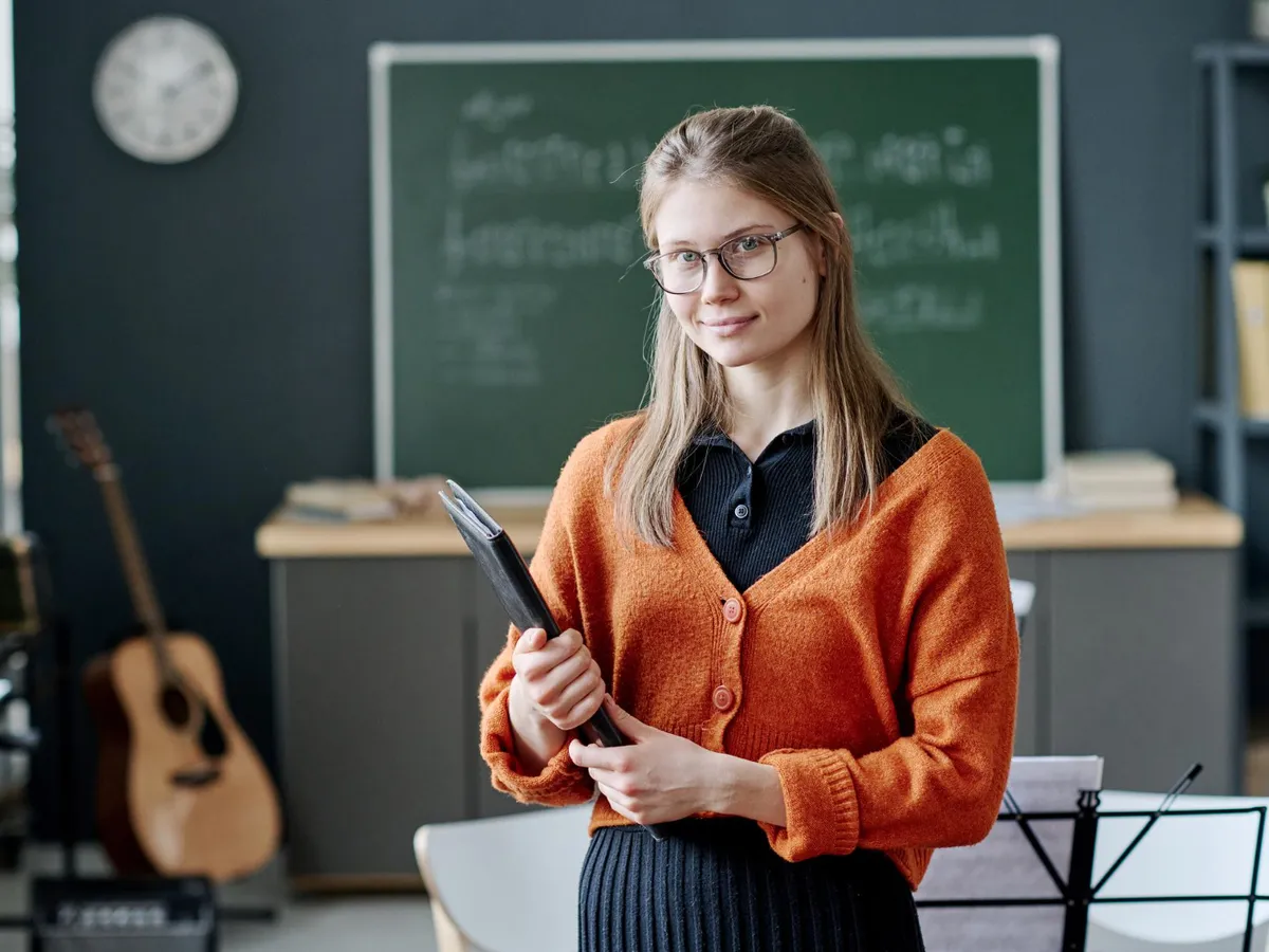 Profesor la catedră - Foto: Freepik