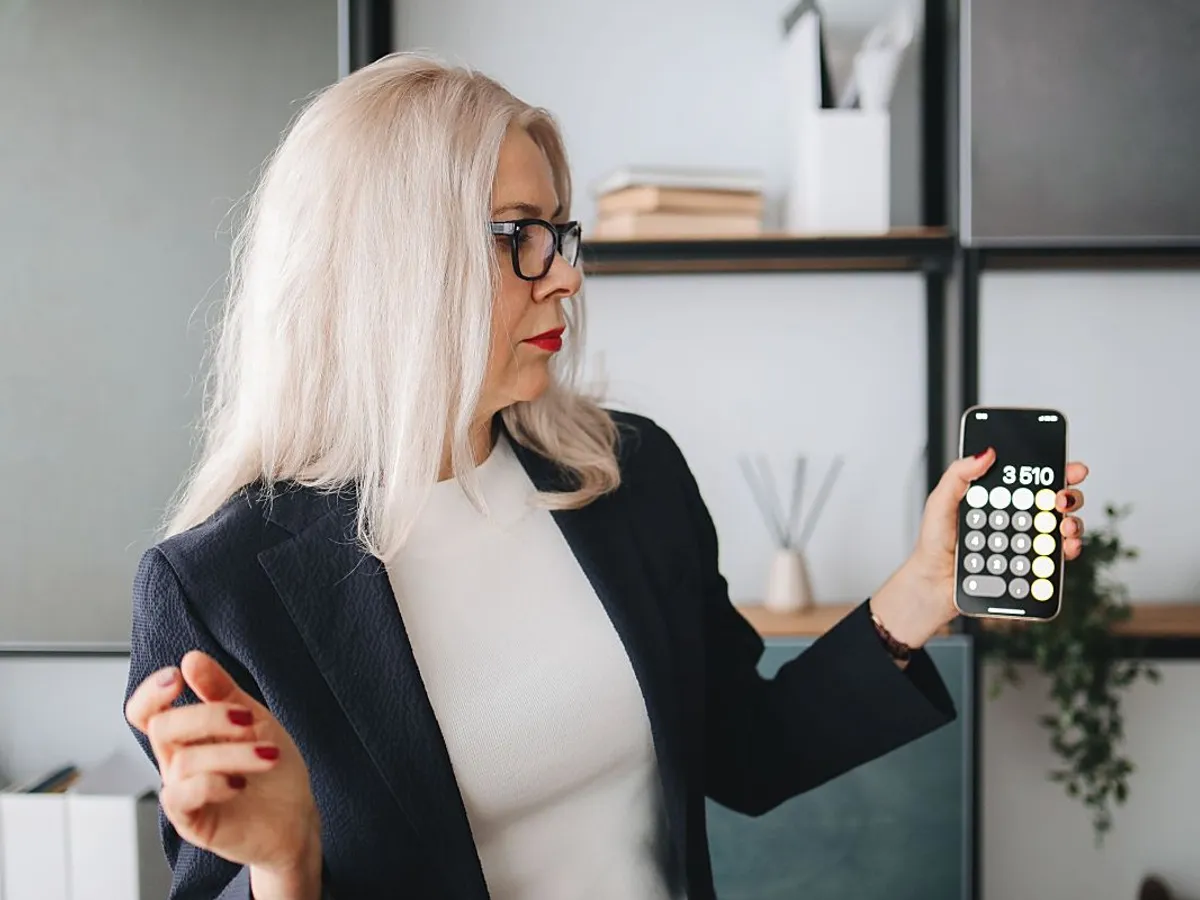 Femeie de afaceri calculându-şi bugetul - Foto: Pexels/Polina Tankilevitch