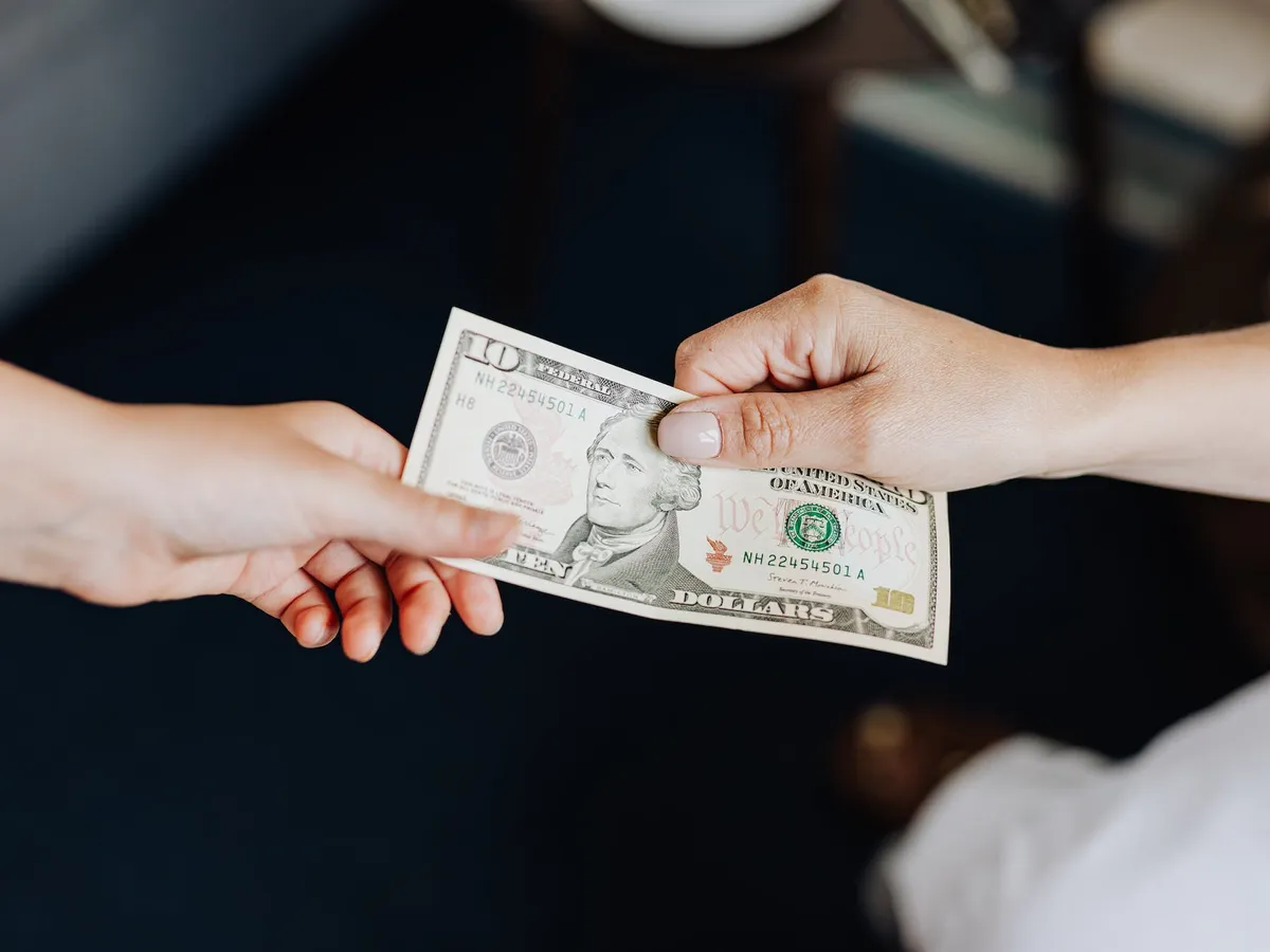 Director din guvern care cerea taxă de 1.500 lei subordonaților - Foto: Pexels / Karolina Grabowska
