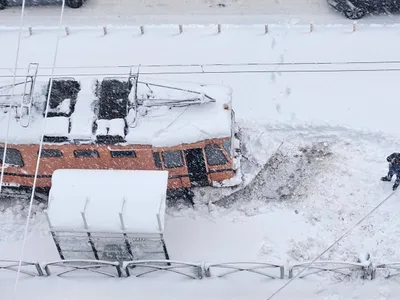 Tramvai-plug rămas înzăpezit pe linia 41 - Foto: Facebook / BucurestiFM