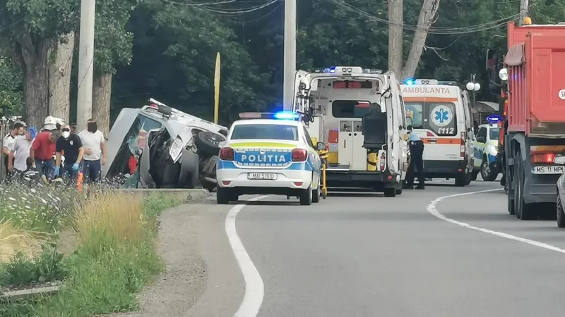 Un microbuz plin cu pasageri a intrat într-un cap de pod și s-a răsturnat. / Foto: infotraficromania.ro