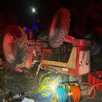 Un tânăr s-a răsturnat cu un tractor românesc „antic”, Universal, pe câmp, doi răniți - Foto: ISU