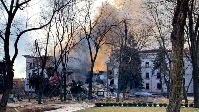 Aproximativ 300 de persoane ar fi fost ucise în bombardarea teatrului din Mariupol/FOTO: Twitter. Bengt Ivarsson