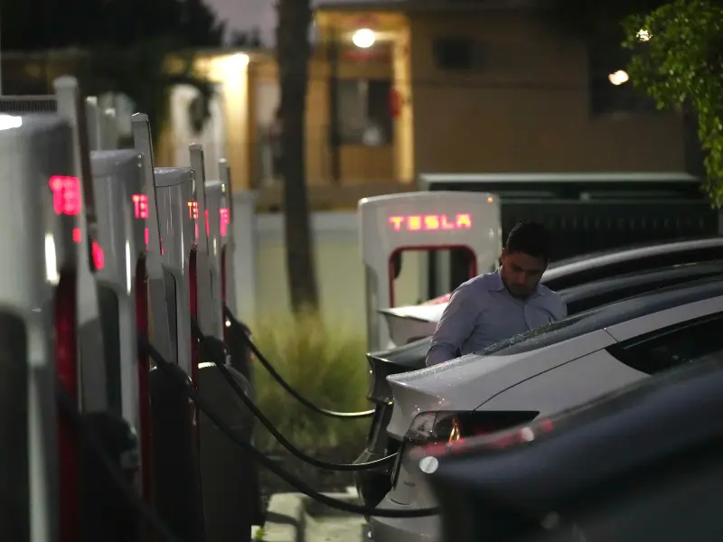 Coadă la Tesla Supercherger / Foto: Profimedia