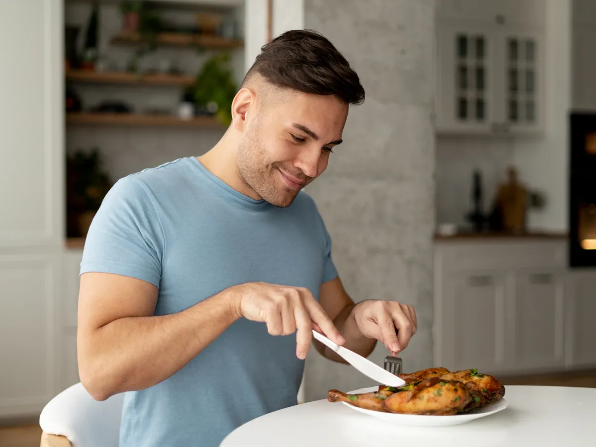 Bărbat care mănâncă carne - Foto: Freepik (Imagine cu rol ilustrativ)