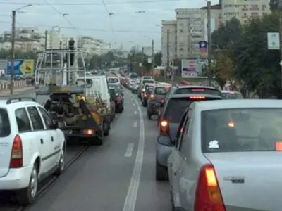 Elevii care stau aproape două ore în trafic să ajungă la școală. La Iași/FOTO: ziaruldeiasi.ro