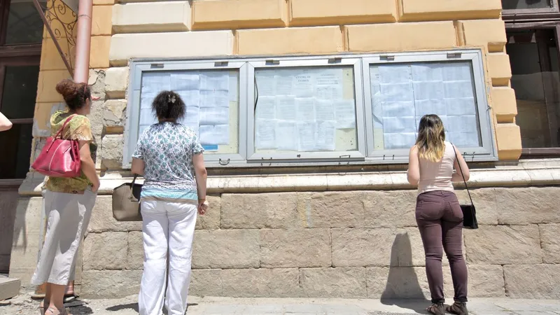 Ziua cea mare pentru elevii care au susținut Evaluarea Națională. Joi se afișează rezultatele finale/FOTO: Inquam Photos/Bogdan Danescu
