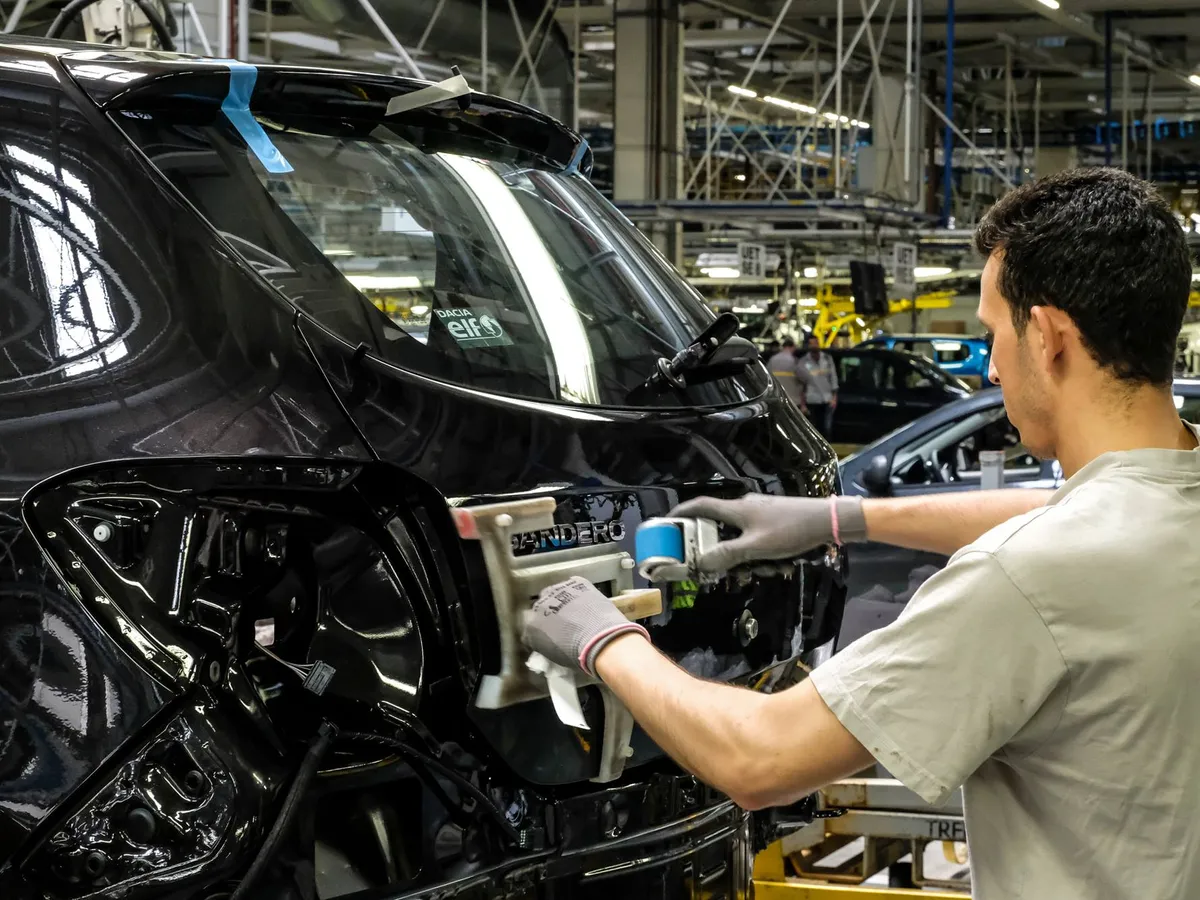 Concedieri masive la Dacia. Angajații care demisionează "voluntar" pot primi până la 50.000 de euro