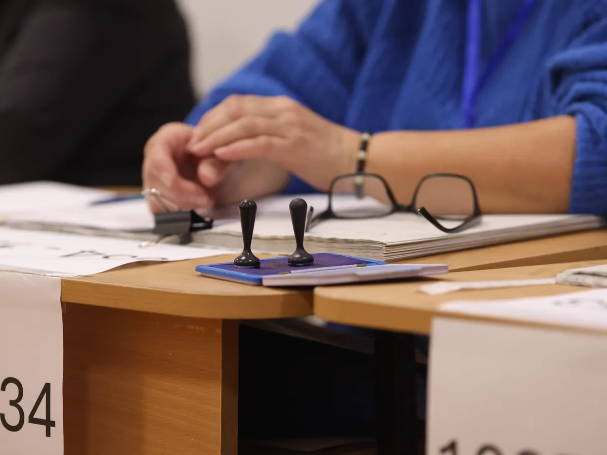 BEC atrage atenția că e interzisă fotografierea sau filmarea buletinului de vot - Inquam Photos / George Călin