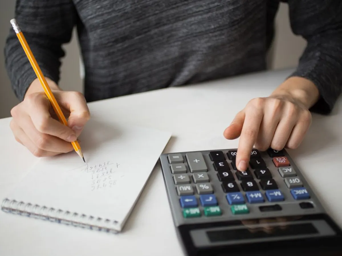 Calcule privind rectificare bugetară din toamnă - Foto: Freepik/katemangostar