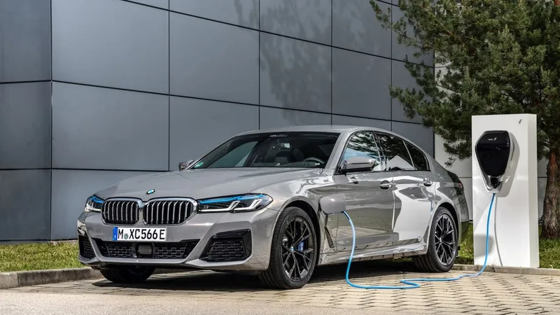A 7-a generație Seria 5, G30, a fost primul „cinciar” oferit și cu sistem de propulsie plug-in hybrid - Foto: BMW