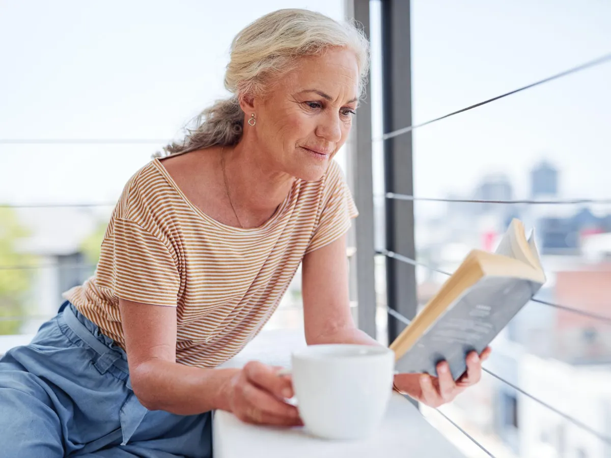 Pensionară citind la pensie - Foto. Freepik