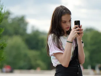 Adolescentă atentă la smartphone - Foto: Pixabay (cu rol ilustrativ)