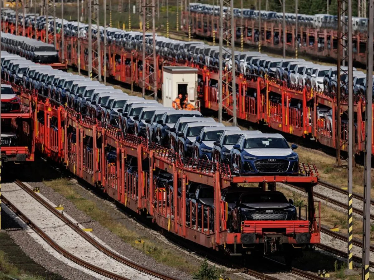 Uzina VW din Osnabrück. Sute de vehicule de la filiala VW, Audi, sunt încărcate în vagoane de transport - Foto: Profimedia Images