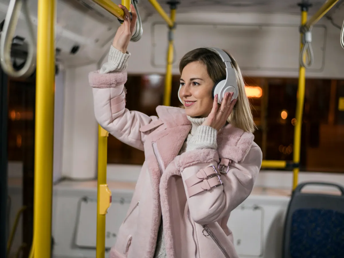 Femeie în autobuz - Foto: Magnific