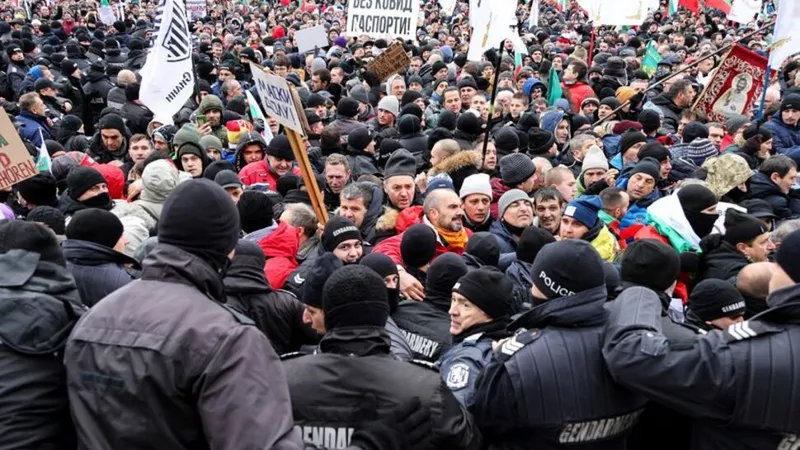Protestatarii antivacciniști au luat cu asalt parlamentul Bulgariei. Asemănări izbitoare cu AUR/FOTO: usnews.com