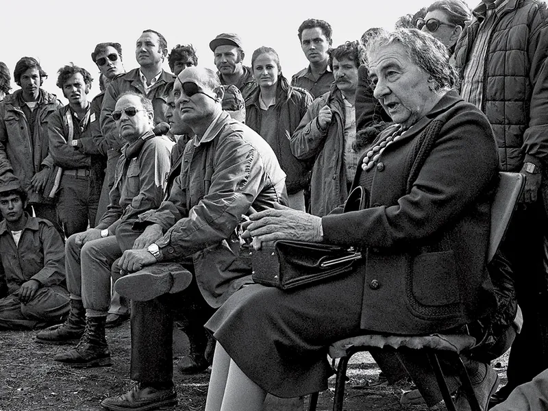 „DOAMNA DE FIER“ Golda Meir împreună cu Moshe Dayan vizitând trupele de pe frontul de nord din Înălțimile Golan, în timpul războiului