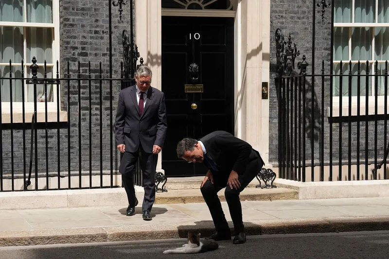 Mark Rutte, Keir Starmer și mortanul Larry