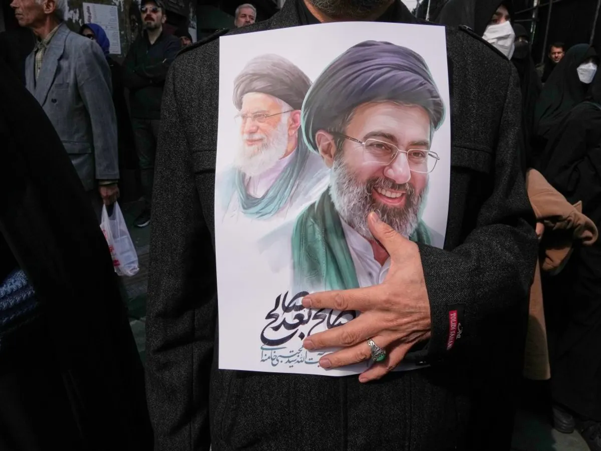 Musulmani şiiţi demonstrează la Teheran, afişând postere cu Ali Khamenei şi fiul său, Mojtaba - Foto: Profimedia Images