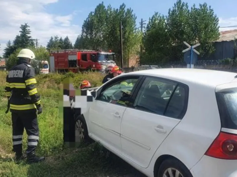 O șoferiță de 63 de ani nu a oprit la trecerea la nivel. Mașina a fost „pupată” de un automotor. / Foto: ISU Argeș