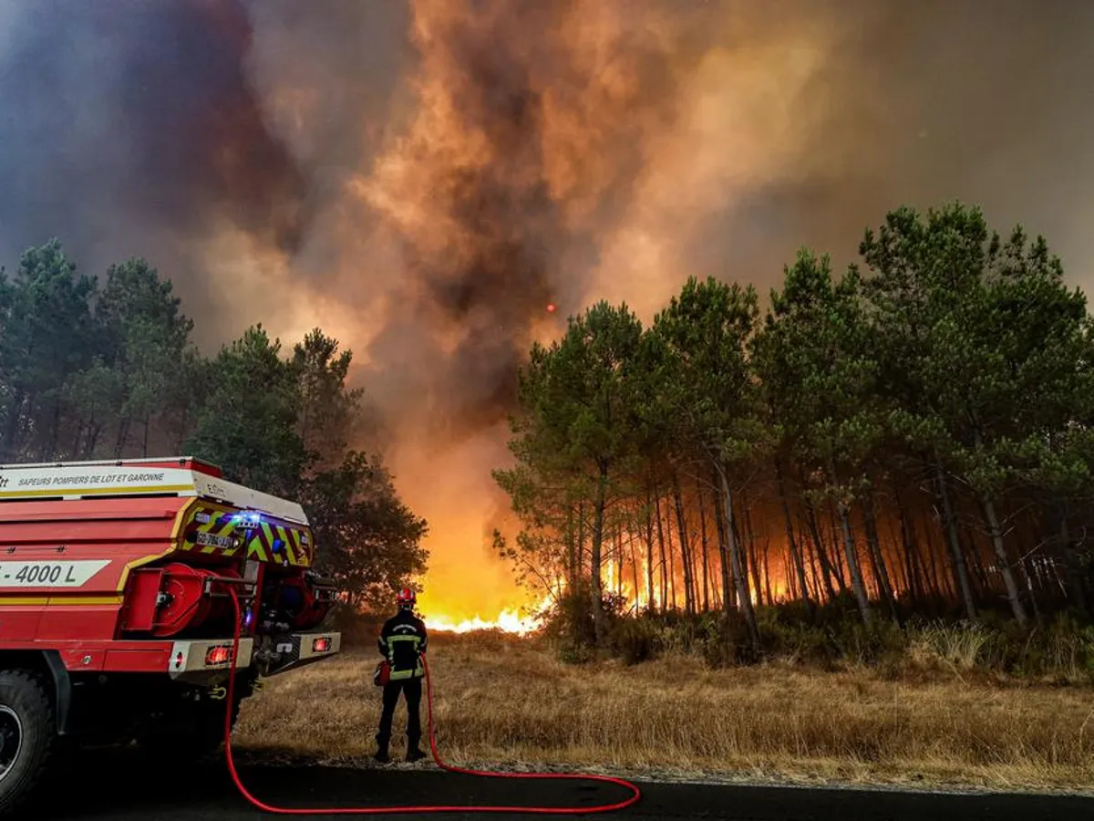 VIDEO Flăcările fac ravagii în Franța. 4.800 de hectare au fost pârjolite. Peste 20.000 de oameni, evacuați