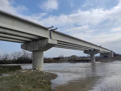 Finalizarea unui pod peste Mureș, întârziată cu 3 ani: Primarul comunei dă vina pe condițiile meteo - Foto: Albapres.ro