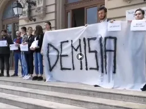 Studenții care protestează pentru demisia lui Toader/ Foto: Captură Video