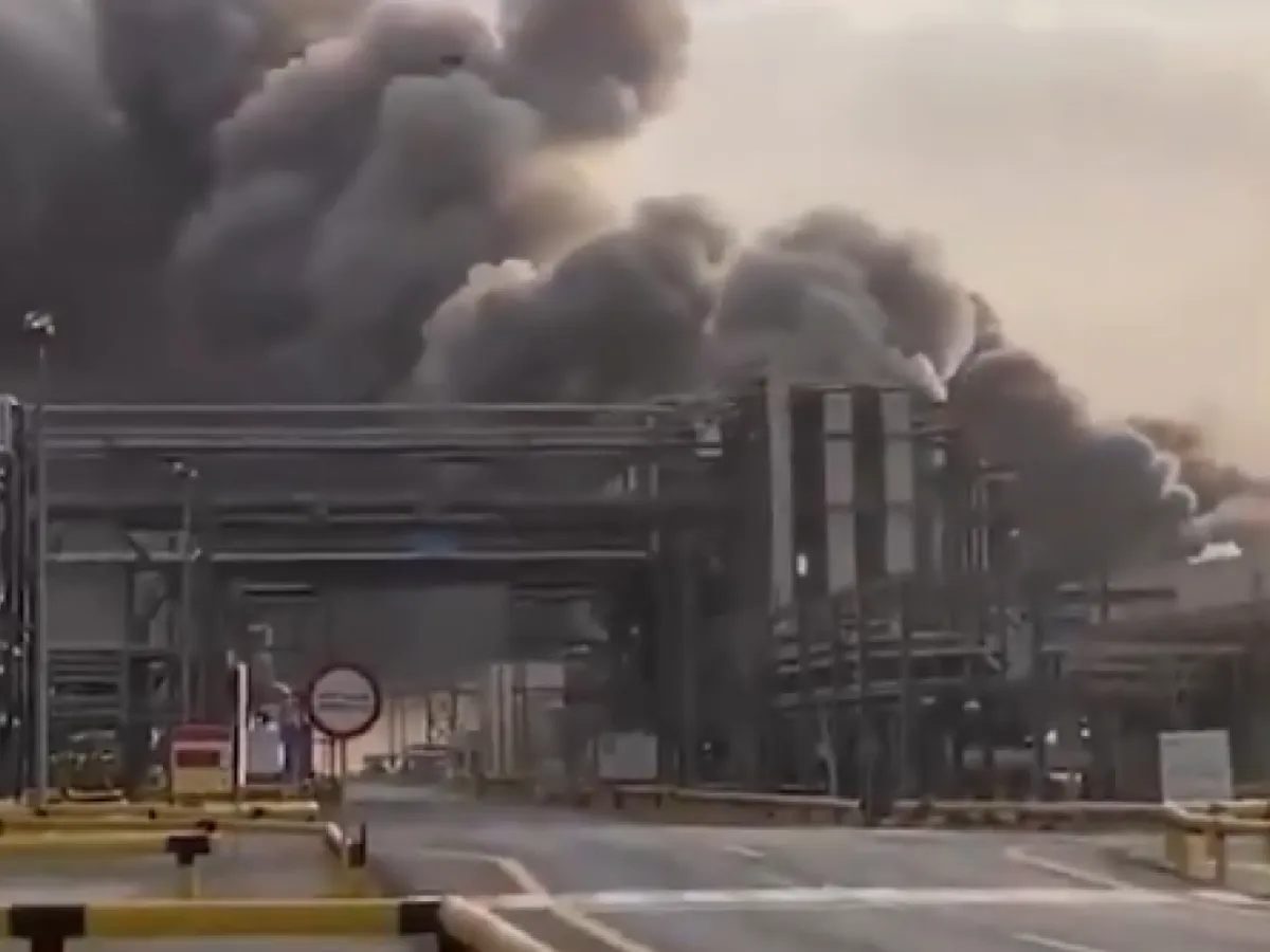 Arabia Saudită amenință va lovi instalațiile petroliere iraniene, după ce Iranul a atacat rafinăria Ras Tanura