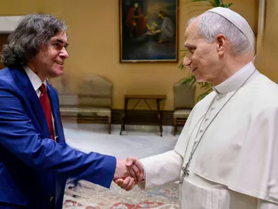 EXCLUSIV Mircea Cărtărescu, în mijlocul unei controverse după o poză editată cu AI de la întâlnirea sa cu papa. Reacția scriitorului