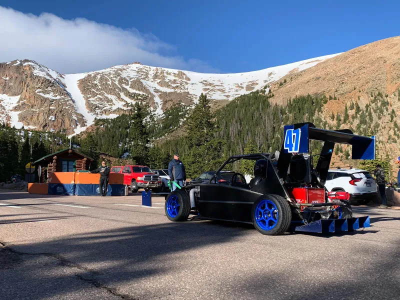 Un pilot român, în „Cursa către nori” de la Pikes Peak cu o nebunie de mașină - Foto: Facebook/Andrei Mitrasca