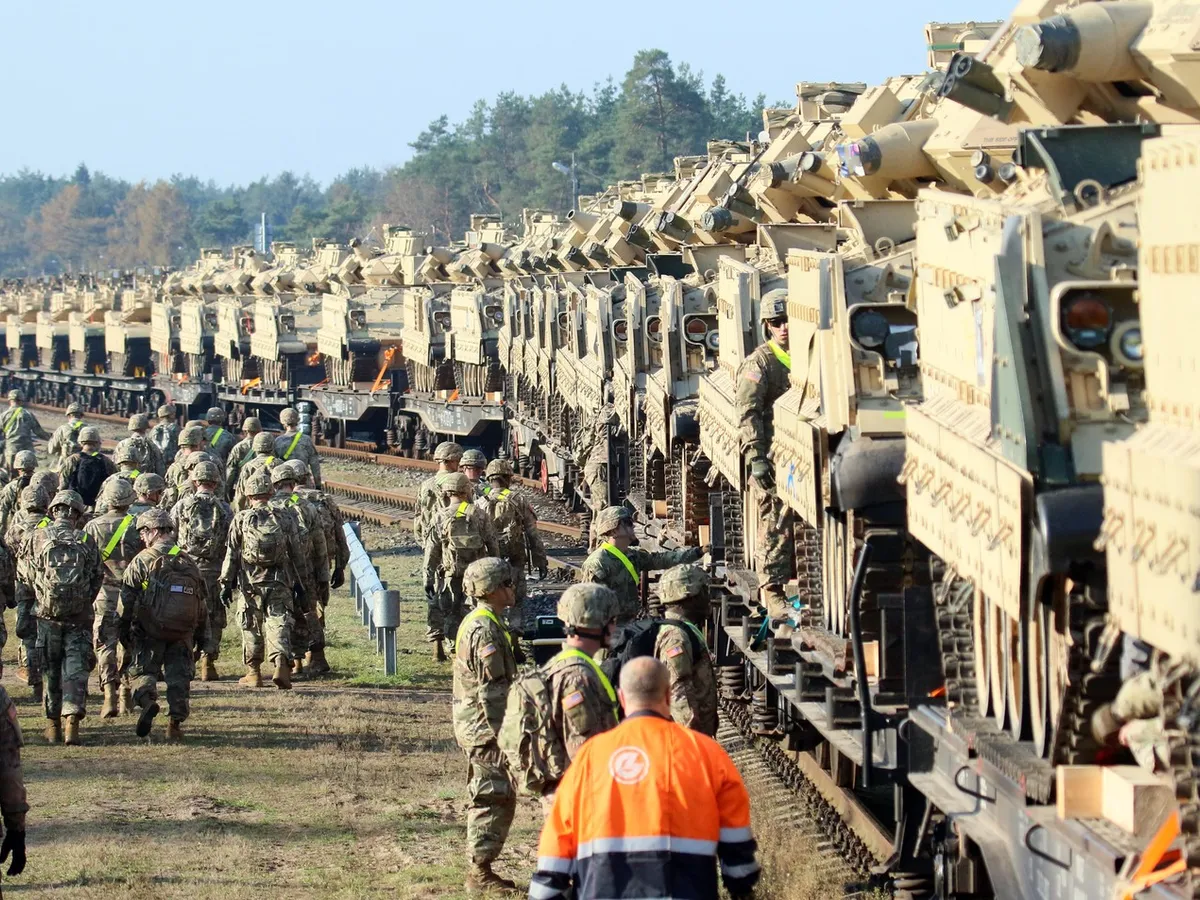 Soldați SUA descarcă echipamente de luptă grele, inclusiv tancuri Abrams, în gara de lângă baza militară Pabrade din Lituania - Foto: Profimedia Images