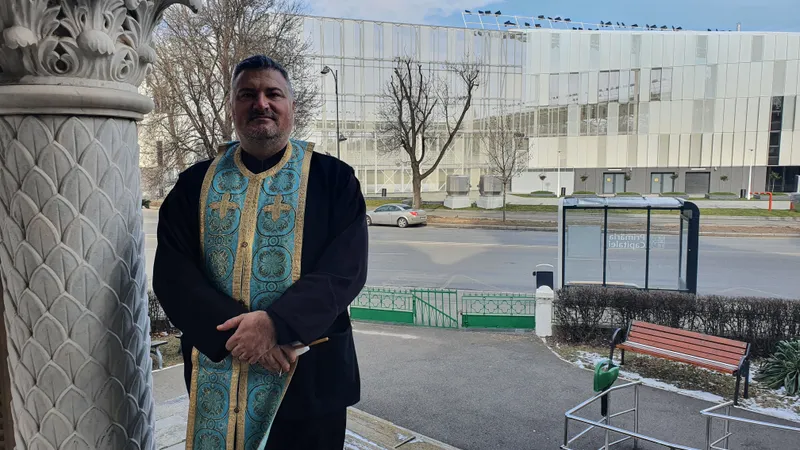 Părintele Gabriel Cazacu, parohul Bisericii Cașin Foto: Mihai Duță