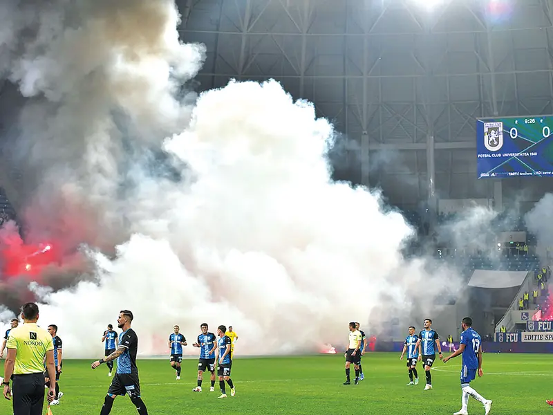 Meciul dintre FC U Craiova (echipament albastru complet) și Universitatea Craiova s-a lăsat cu amenzi