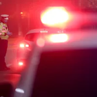 În timp ce polițistul scotea bonul cu valoarea aferentă testării, conducătorul auto a pus o sumă de bani în portbagajul autospecialei MAI - Foto: INQUAM PHOTOS/ Octav Ganea