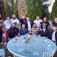 Interlopii Box (primul din stânga), Aticu (cu mâna în ghips) și Șpac ( al patrulea de la stânga la dreapta)locotenenții Cămătarilor, au fost angajați ca recuperatori inclusiv de o clinică medicală privată Foto: Facebook