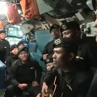 Echipajul submarinului, cântând melodia „Adio”/Foto: The Guardian