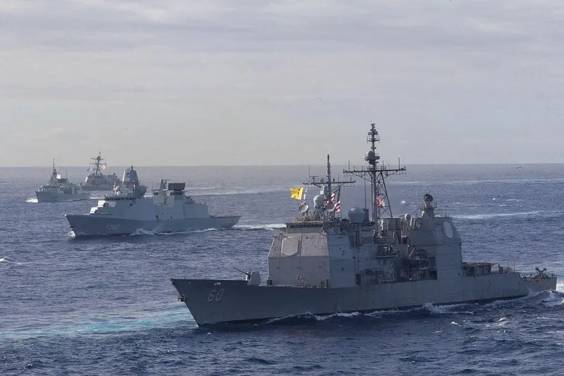 7.11.2022. Fraţi buni. Crucișătorul cu rachete ghidate USS Normandy, fregata daneză HDMS Peter Willemoes, fregata canadiană HMCS Montreal și distrugătorul cu rachete ghidate USS Thomas Hudner - Foto: Profimedia Images