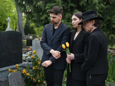 Ce se întâmplă cu banii din contul unei persoane decedate? Cine îi primește și ce trebuie să facă