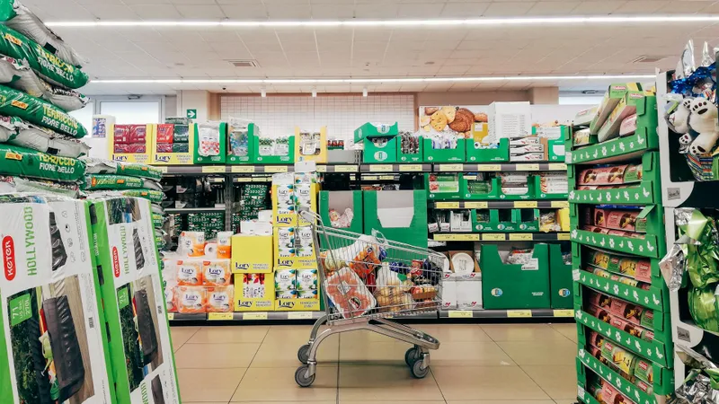 Supermarketul Cora se închide și e preluat de Carrefour. Ce prețuri au carnea și berea? - Foto: Pexels