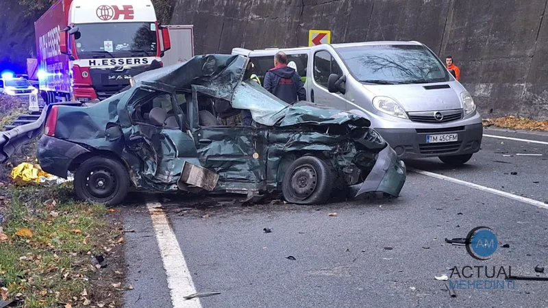 Un TIR a spulberat o Dacia Logan pe DN6, la Orșova. Șoferul mașinii a murit pe loc - Foto: actualmehedinti.ro