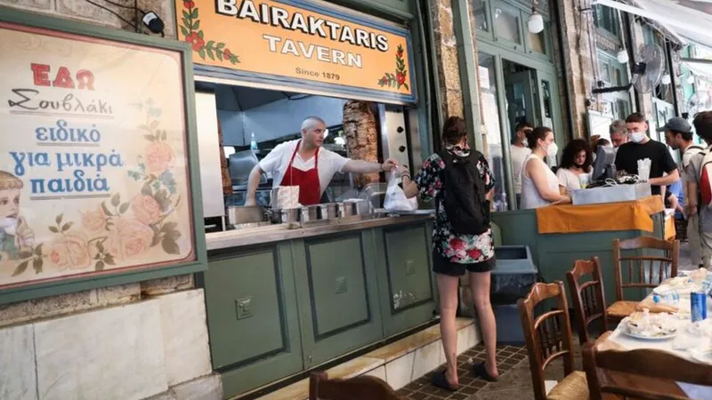 Prețurile la restaurantele din Grecia, sub presiunea inflației: „Souvlaki Pita” s-a scumpit cu 30%. / Foto: money.usnews.com