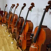 Contrabaşii folosiți în concertele de la Festivalul George Enescu, făuriţi de lutierii din Reghin. / Foto: aalr.ro