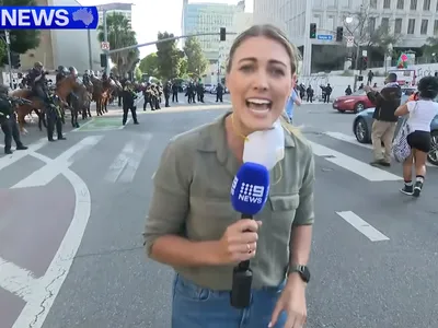 Momentul în care e împușcată o jurnalistă în timp era în direct la protestele din Los Angeles Foto: captură video TV 9News