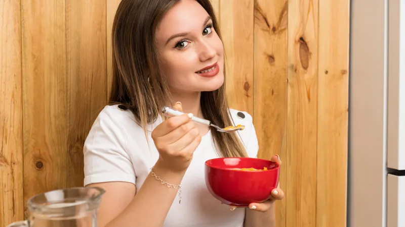 Femeie frumoasă care ține un bol roșu în mână - Foto: Freepik (imagine cu rol ilustrativ)