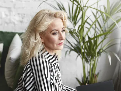 Cum să îți salvezi părul blond, uscat și ars de la vopsit. Care este mai bună – masca sau balsamul? - Foto: Freepik (Imagine cu rol ilustrativ)