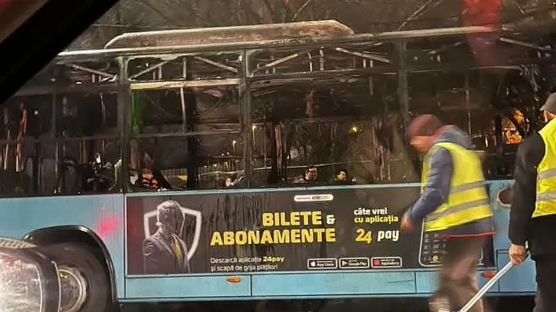 Un autobuz turcesc Otokar al STB, de 270.000 €, a ars în trafic. E din 2019, încă în garanție - Foto: Facebook/Info Trafic Romania