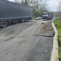 DN6 s-a surpat, TIR-urile merg pe burtă. - Foto: Facebook/Compania Nationala de Administrare a Infrastructurii Rutiere
