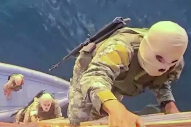 Soldații urcă pe o navă comercială - Foto: Profimedia images