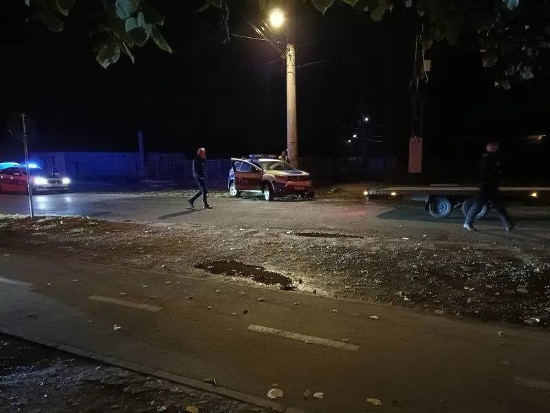 Două mașini de poliție au plecat în urmărirea unui contravenient. S-au bușit tare între ele - Foto: aradon.ro